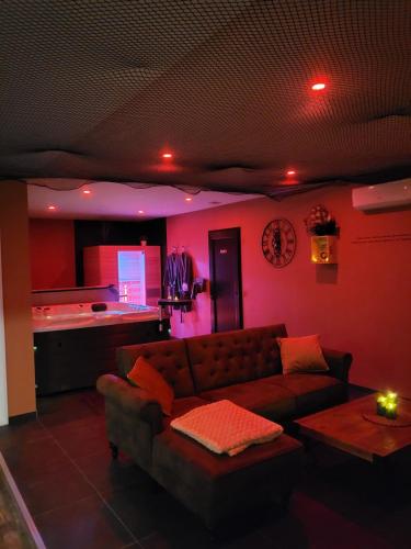 Photo de la galerie de l'établissement Gîte spacieux avec Jacuzzi Sauna billard privatif en couple en famille ou entre amis, à Neufchâtel-Hardelot