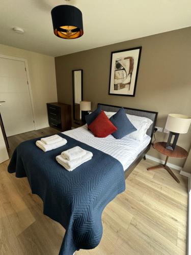 Postel nebo postele na pokoji v ubytování Richmond Row by L3 Apartments