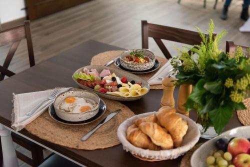 una mesa con platos de comida en la parte superior en Fácánliget Rendezvényház, en Nádudvar