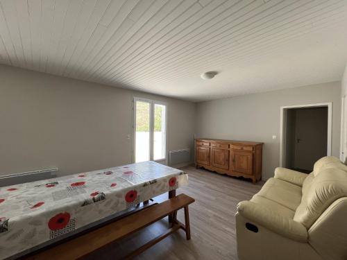 une chambre avec un lit et un canapé dans l'établissement Vacances reposantes a Oleron, au Château-dʼOléron