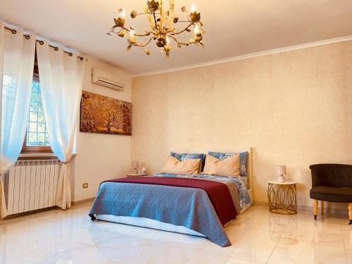 een slaapkamer met een bed en een kroonluchter bij My Home in Rome in Rome