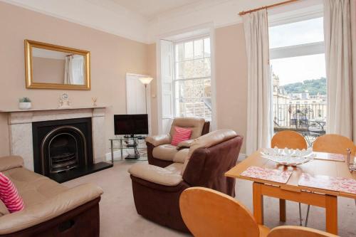 sala de estar con muebles y chimenea en ※ Spacious, Central Bath Apartment ※ en Bath