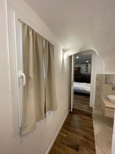 een badkamer met een douchegordijn en een wastafel bij Luxury 4 al duomo di parma in Parma