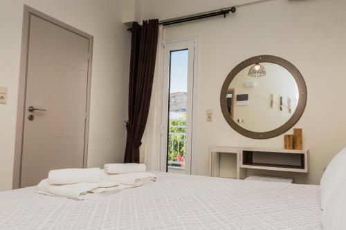 Una cama o camas en una habitación de Hotel Sunshine Matala
