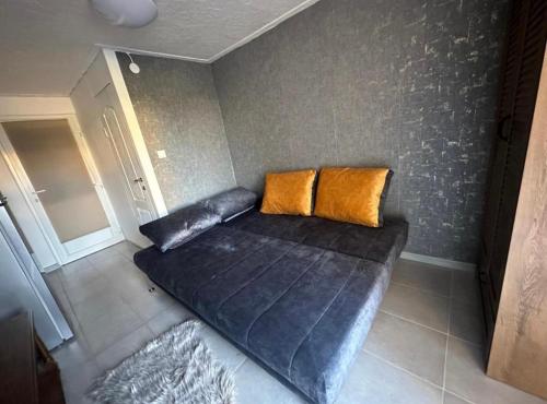 ein Bett mit zwei Kissen auf einem Zimmer in der Unterkunft În Buna Ziua in Cluj-Napoca