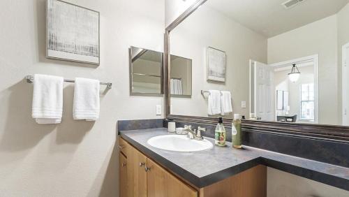 uma casa de banho com um lavatório e um espelho em Landing at Crescent Park Commons - 1 Bedroom in Greer em Greer