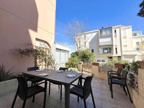 Photo de la galerie de l'établissement Appartement T2 rénové avec terrasse, climatisation, proche port et plage - 4 couchages, parking inclus - FR-1-229-880, à Gruissan