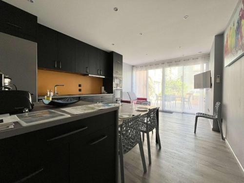 Photo de la galerie de l'établissement Appartement T2 rénové avec terrasse, climatisation, proche port et plage - 4 couchages, parking inclus - FR-1-229-880, à Gruissan