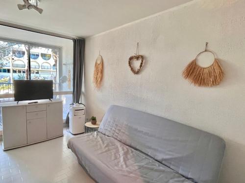 1 dormitorio con 1 cama y TV en la pared en Studio La Grande-Motte, 1 pièce, 4 personnes - FR-1-716-21, en La Grande-Motte