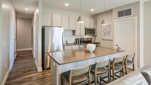 una cocina con una gran isla en el medio en Landing at Three Rivers - Studio in Central Fort Wayne, en Fort Wayne