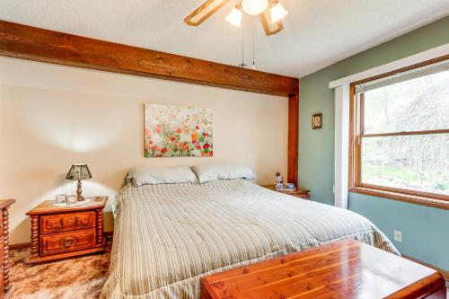 - une chambre avec un lit et une fenêtre dans l'établissement Riverfront Baxter Springs Home with Deck and Grill!, à Baxter Springs
