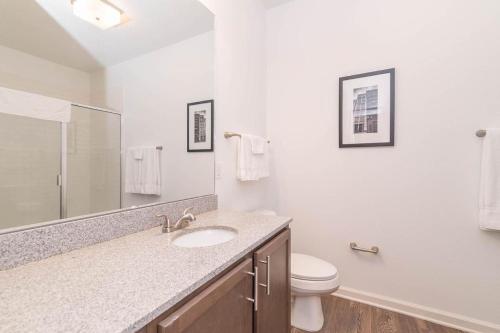 bagno bianco con lavandino e servizi igienici di Landing at San Marco Promenade - 1 Bedroom in San Marco a Jacksonville