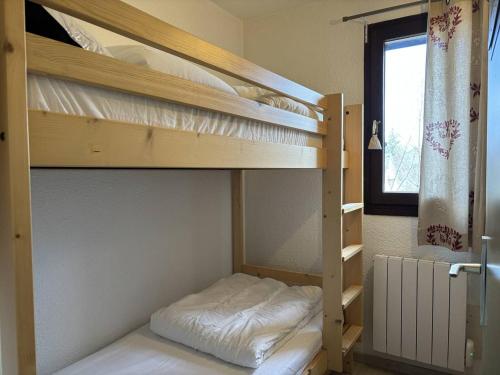 ein Schlafzimmer mit zwei Etagenbetten und einem Fenster in der Unterkunft Studio cabine avec balcon, parking, casier à ski, proche commodités et pistes à Villard-de-Lans - FR-1-548-42 in Villard-de-Lans