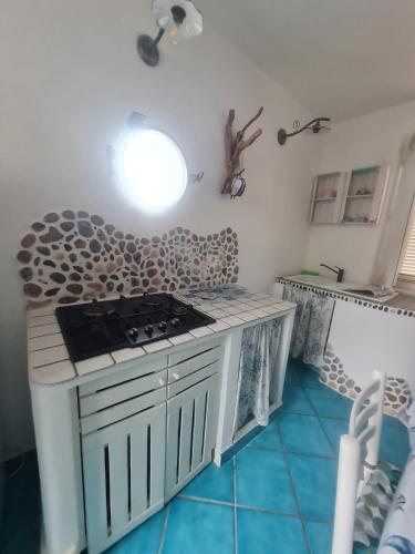 a kitchen with a stove top in a room at Le Case dei Pescatori - Mare Blu in Ponza