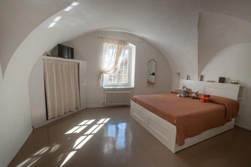 a bedroom with a bed with two teddy bears on it at La Torre di Gaia in Dolceacqua