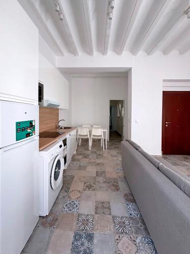 a kitchen with a washer and dryer in a room at Gran Teatro Falla in Cádiz