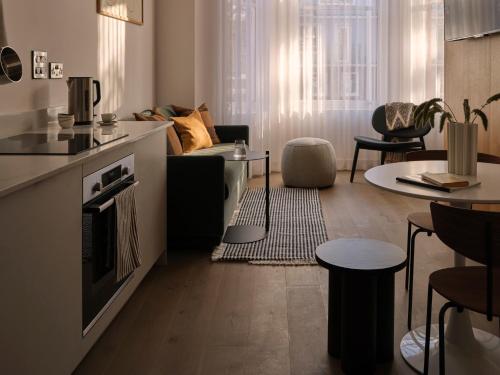 cocina y sala de estar con sofá y mesa en The Marloes, en Londres
