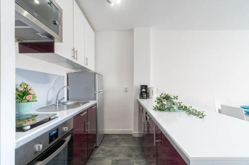 エンプリアブラバにあるApart-rent Apartment Gran Reserva 0057のキッチン(白いキャビネット、カウンタートップ付)