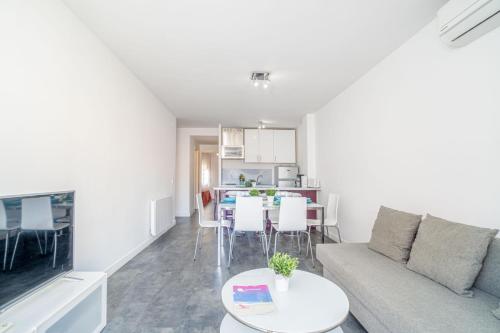 - un salon avec un canapé et une table dans l'établissement Apart-rent Apartment Gran Reserva 0057, à Empuriabrava