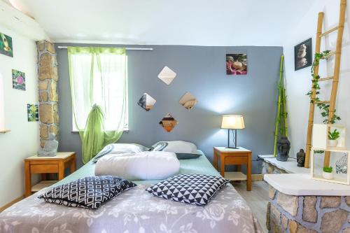 une chambre avec deux lits avec oreillers dans l'établissement New - Gite Angelina piscine et spa, à Saint-Jean-de-Monts