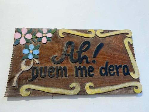 a sign that says air upon meda with flowers on it at Flat aconchegante à beira-mar in Vera Cruz de Itaparica