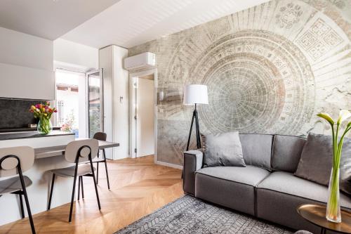 een woonkamer met een bank en een tafel bij Residence Moretti Piano Terra in Udine