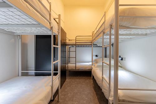 מיטה או מיטות קומותיים בחדר ב-Rucksack Inn @ Temple St