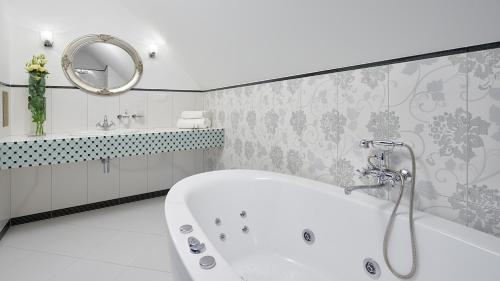 Bilik mandi di Hotel Pałac Poledno
