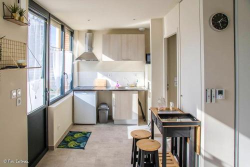 Η κουζίνα ή μικρή κουζίνα στο Studio confortable à Abondant, 30 m² avec jardin équipé