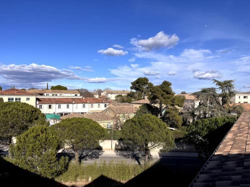 uitzicht op een stad met bomen en gebouwen bij Appartement centre-ville d'Uzès in Uzès