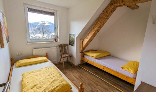 1 dormitorio con 2 literas y ventana en Urlaub wie früher bei Oma, en Hermagor