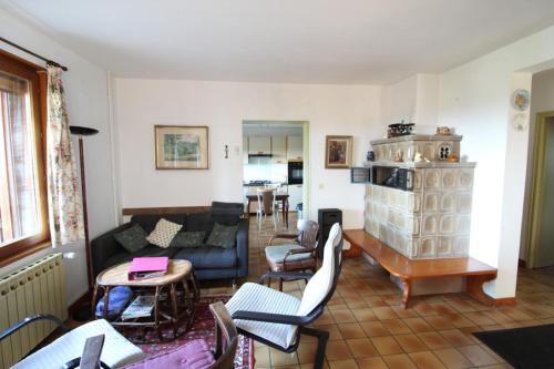 un salon avec un canapé et des chaises dans l'établissement Gite la Belle Vue de lordon, à Lusse