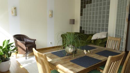 a dining room with a table and a couch at Ferienwohnungen Altstadt in Plau am See
