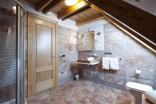 y baño con lavabo y aseo. en Luderna - Casa con jardín Montcorbison en Vielha