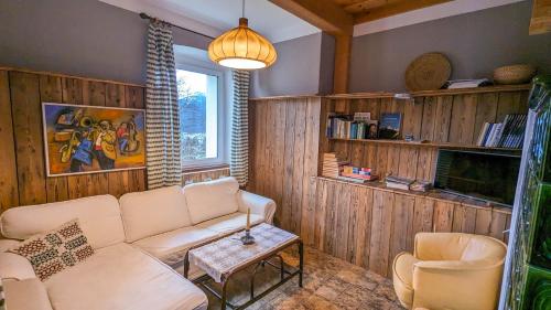 a living room with a couch and a tv at Urlaub wie früher bei Oma in Hermagor