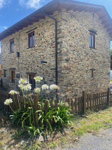 Foto Casita feliz entre montañas y cerca del mar 1