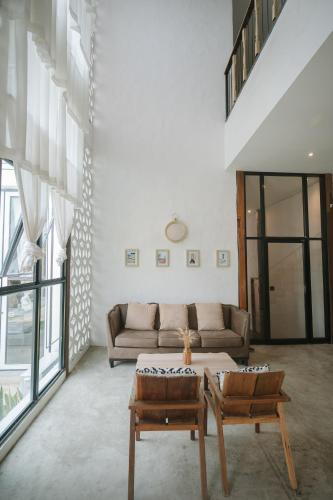 Χώρος καθιστικού στο White Wall Riverfront Hotel