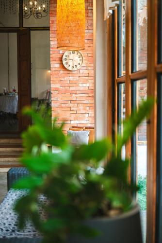Φωτογραφία από το άλμπουμ του White Wall Riverfront Hotel σε Kamphaeng Phet