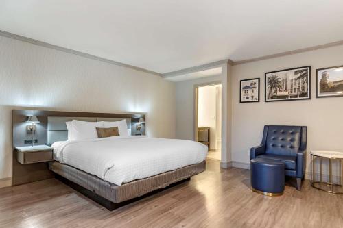 Ένα ή περισσότερα κρεβάτια σε δωμάτιο στο Best Western Plus Executive Suites