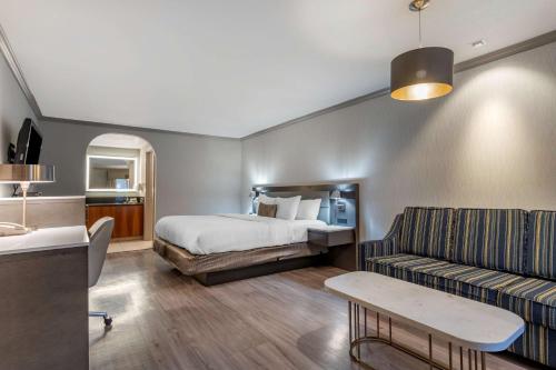 Ένα ή περισσότερα κρεβάτια σε δωμάτιο στο Best Western Plus Executive Suites