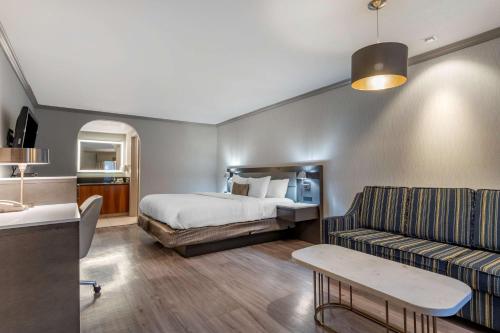une chambre d'hôtel avec un lit et un canapé dans l'établissement Best Western Plus Executive Suites, à Redwood City
