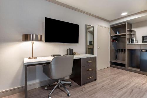 Η κουζίνα ή μικρή κουζίνα στο Best Western Plus Executive Suites