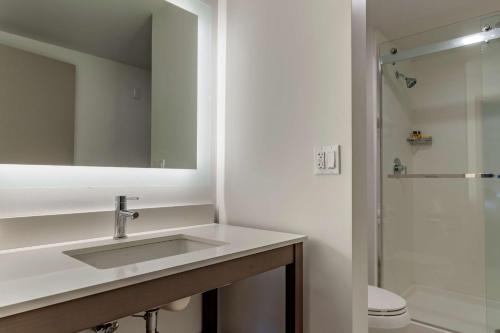 Ένα μπάνιο στο Best Western Plus Executive Suites