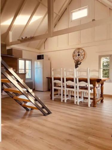 une cuisine et une salle à manger avec une table et des chaises dans l'établissement Beach House by Melrose, à Asnelles