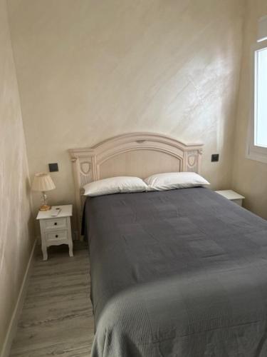 1 dormitorio con 1 cama y 1 mesa con lámpara en Madrid tofi 3, en Madrid