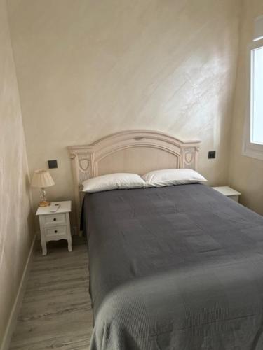 a bedroom with a bed and a table with a lamp at Madrid tofi 3 in Madrid