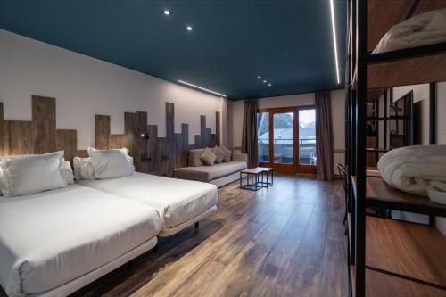 a bedroom with two bunk beds and a couch at Ushuaia, The Mountain Hotel in Arinsal