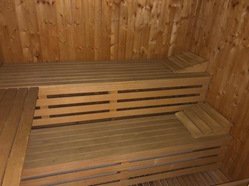 een houten sauna met 2 bedden bij Aan 't Bos met sauna in Oudenaarde