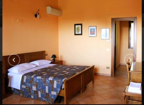 1 dormitorio con 1 cama en una habitación en Agriturismo La Scalera, en Lonato