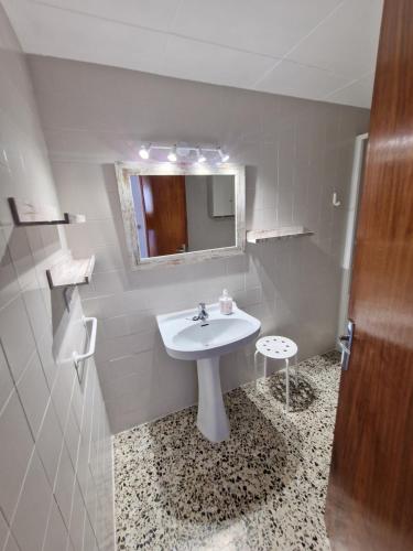 uma casa de banho com um lavatório e um espelho em APARTAMENTO SANT MORI-3 em Empuriabrava
